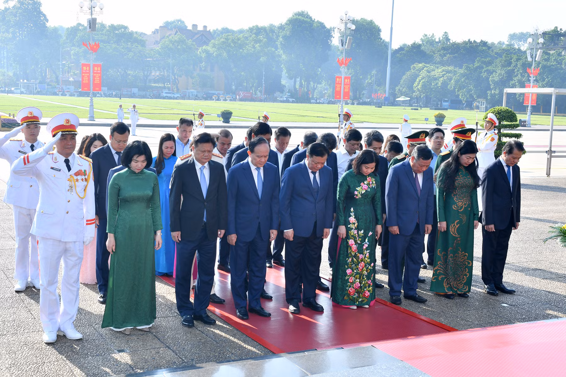 Đoàn đại biểu Thành ủy, Hội đồng nhân dân, Ủy ban nhân dân, Ủy ban Mặt trận Tổ quốc thành phố Hà Nội vào Lăng viếng Chủ tịch Hồ Chí Minh.
