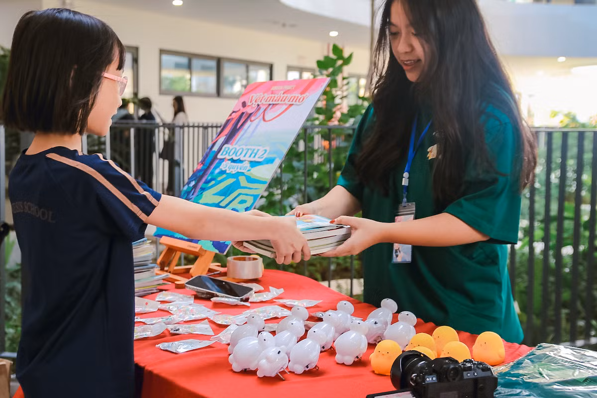 Booth “Đổi sách - Lấy quà” thu hút được sự quan tâm của học sinh