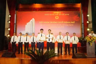 Trưởng Thuế Thành phố Hồ Chí Minh Đoàn Minh Dũng trao giấy khen cho các tập thể có thành tích xuất sắc đột xuất trong công tác quản lý thuế năm 2025.