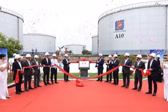 Lễ gắn biển công trình chào mừng 70 năm thành lập Petrolimex tại Hệ thống phối trộn Nhiên liệu hàng không bền vững (SAF).