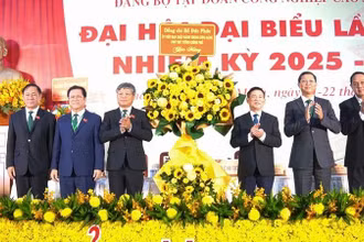 Phó Thủ tướng Hồ Đức Phớc tặng hoa chúc mừng Đại hội Đảng bộ VRG.