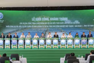 Nguyên Ủy viên Bộ Chính trị, nguyên Chủ tịch nước Trương Tấn Sang cùng các đại biểu thực hiện nghi thức khởi công khu công nghiệp Hiệp Thạnh - giai đoạn 1 tại Tây Ninh.