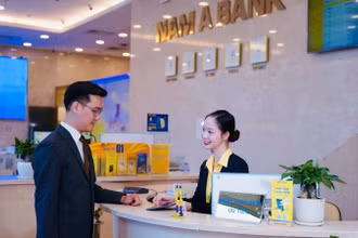 Khách hàng giao dịch tại Nam A Bank.