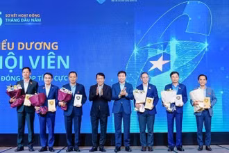 Phó Tổng Giám đốc PV GAS Huỳnh Quang Hải vinh dự được Chủ tịch Hiệp hội An ninh mạng quốc gia – Đại tướng Lương Tam Quang biểu dương tại hội nghị.