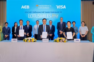 Đại diện Vietnam Airlines cùng ACB và Visa ra mắt thẻ hội viên tại lễ ký kết.