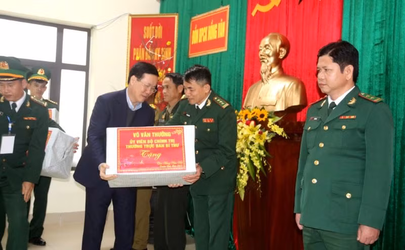 Đồng chí Võ Văn Thưởng tặng quà cho các Đồn Biên phòng tuyến núi của BĐBP Thừa Thiên Huế và đơn vị bảo vệ biên giới của bạn Lào ở sát tuyến biên giới A Lưới.