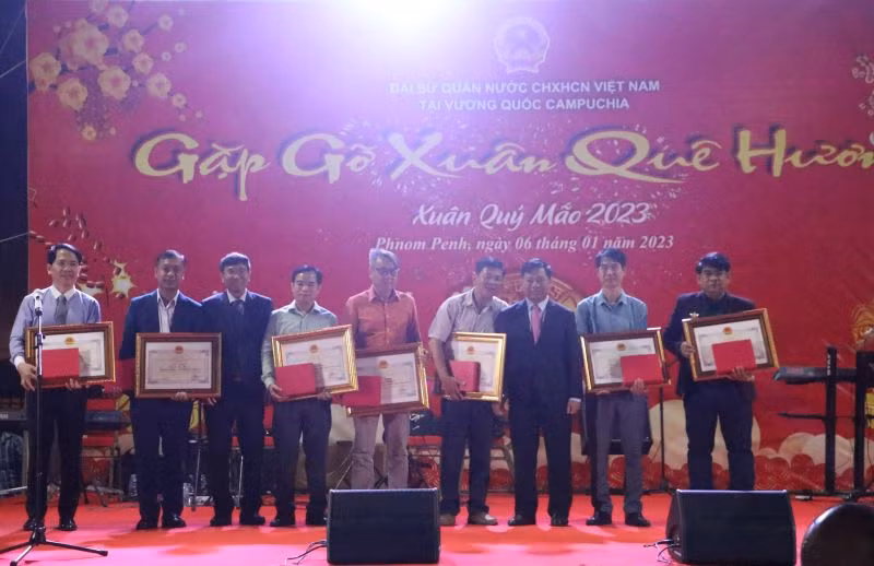Vinh danh những cá nhân có nhiều đóng góp cho cộng đồng. (Ảnh: Nguyễn Hiệp)