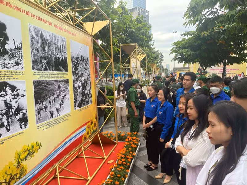 Đông đảo bạn trẻ đến tham quan triển lãm trong sáng khai mạc tại công viên Lam Sơn. Đông đảo bạn trẻ đến tham quan triển lãm trong sáng khai mạc tại công viên Lam Sơn.