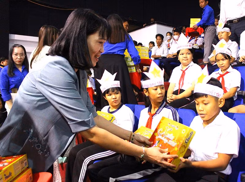 Đồng chí Hồ Thu Ánh, Phó Chủ tịch Ủy ban nhân dân tỉnh Hậu Giang tặng quà cho các cháu.