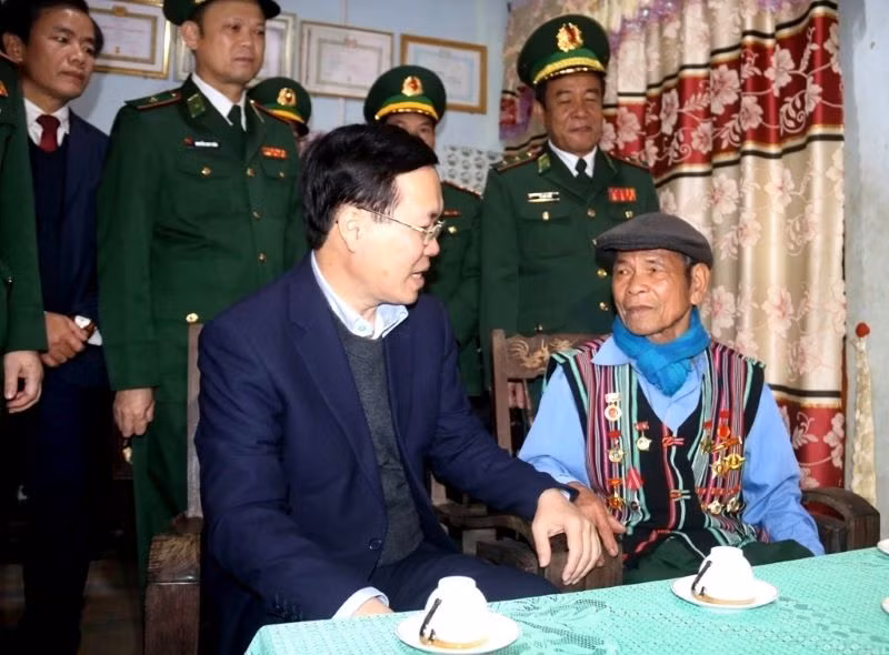 Đồng chí Võ Văn Thưởng và Đoàn công tác đến thăm hỏi, chúc Tết gia đình ông Quỳnh A Lìa, cán bộ lão thành cách mạng ở thôn A 5, xã Hồng Vân (huyện A Lưới).