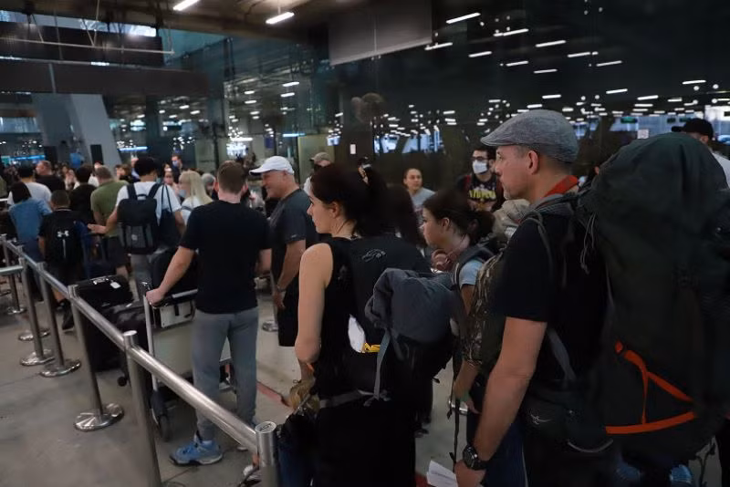 Du khách chờ nhập cảnh tại sân bay quốc tế Suvarnabhumi, Bangkok, Thái Lan (Nguồn: Bangkok Post)