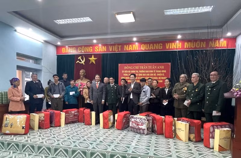 Đồng chí Trần Tuấn Anh trao quà tặng cán bộ, chiến sĩ và nhân dân trên địa bàn.