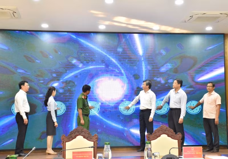 Lãnh đạo tỉnh Kiên Giang thực hiện nghi thức vận hành hệ thống thông tin giải quyết thủ tục hành chính và kết nối cơ sở dữ liệu Quốc gia về dân cư. 