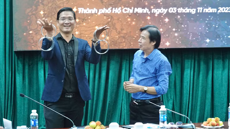 Nghệ sĩ Ảo thuật Mai Sơn (trái), Câu lạc bộ Ảo thuật Bình Dương biểu diễn tiết mục ảo thuật tại buổi họp báo. Nghệ sĩ Ảo thuật Mai Sơn (trái), Câu lạc bộ Ảo thuật Bình Dương biểu diễn tiết mục ảo thuật tại buổi họp báo.