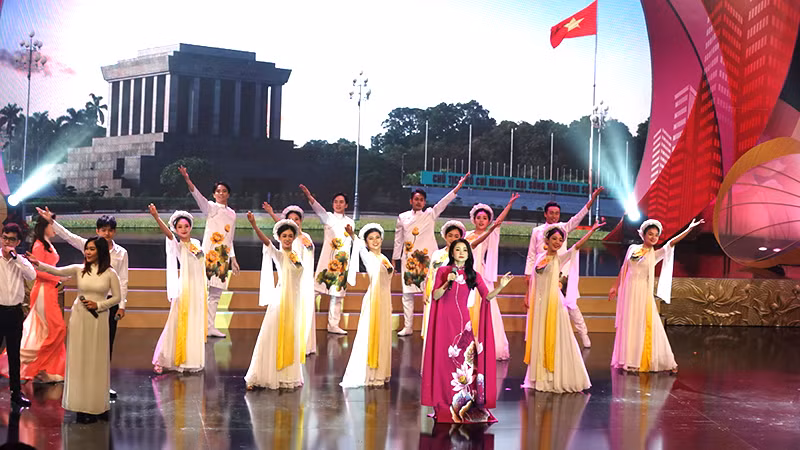 Ca sĩ Thùy Trinh trình bày ca khúc Ba Đình còn vang vọng tiếng Người (sáng tác Võ Thiên Lan, thơ Trần Thế Tuyển).