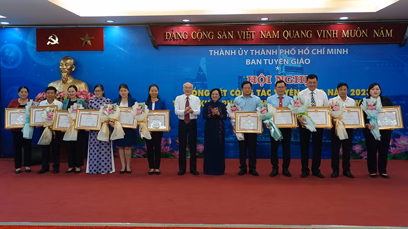 Ban Tổ chức trao Bằng khen của Ban Thường vụ Thành ủy Thành phố Hồ Chí Minh cho các tập thể.