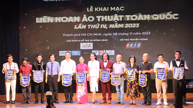 Tặng cờ lưu niệm cho các đơn vị tham gia liên hoan.