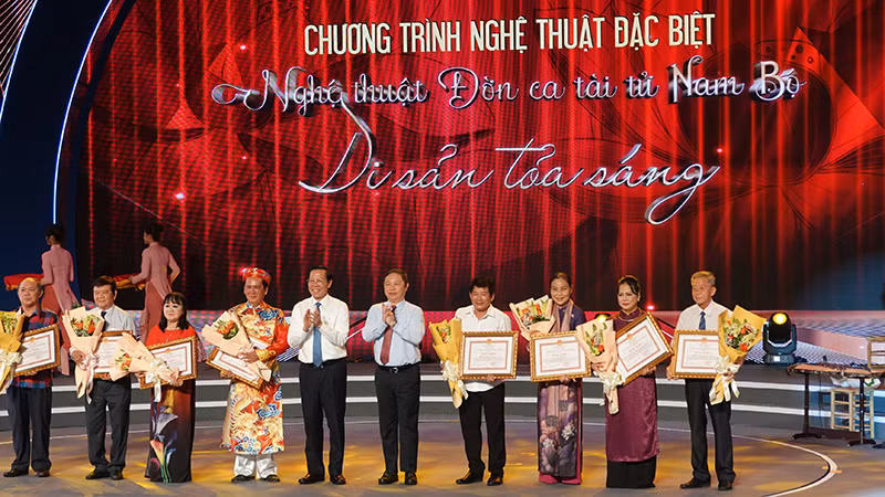 Lãnh đạo thành phố trao tặng Bằng khen cho các cá nhân có nhiều đóng góp trong việc bảo tồn nghệ thuật Đờn ca tài tử Nam Bộ. Lãnh đạo thành phố trao tặng Bằng khen cho các cá nhân có nhiều đóng góp trong việc bảo tồn nghệ thuật Đờn ca tài tử Nam Bộ.