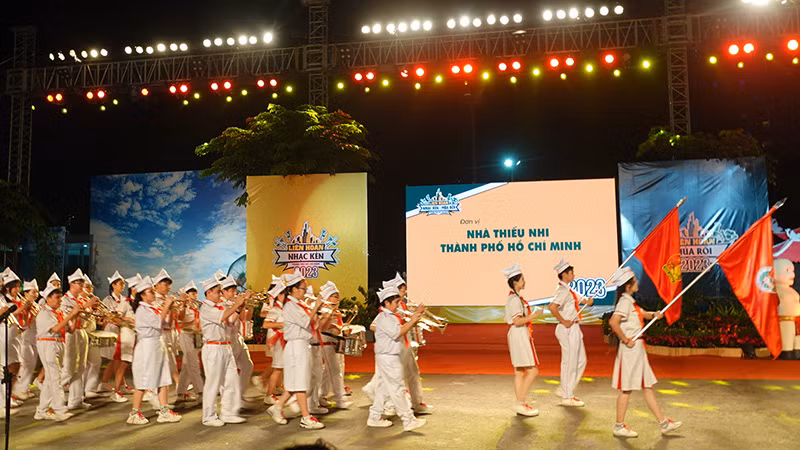 Đội kèn của Nhà Thiếu nhi Thành phố Hồ Chí Minh diễu hành trong buổi khai mạc.