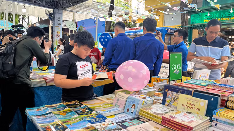 Đường Sách Thành phố Hồ Chí Minh được bình chọn là một trong 10 điểm mua sắm thú vị.