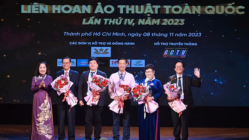 Ban tổ chức tặng hoa cho các thành viên Hội đồng giám khảo liên hoan. (Ảnh Quốc Thanh).
