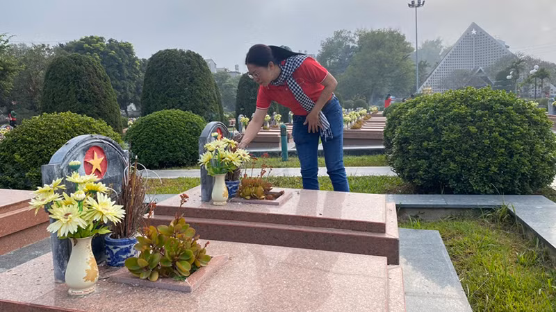 Các thành viên trong đoàn thắp hương tại Nghĩa trang liệt sĩ A1 (ảnh Ban tổ chức cung cấp).