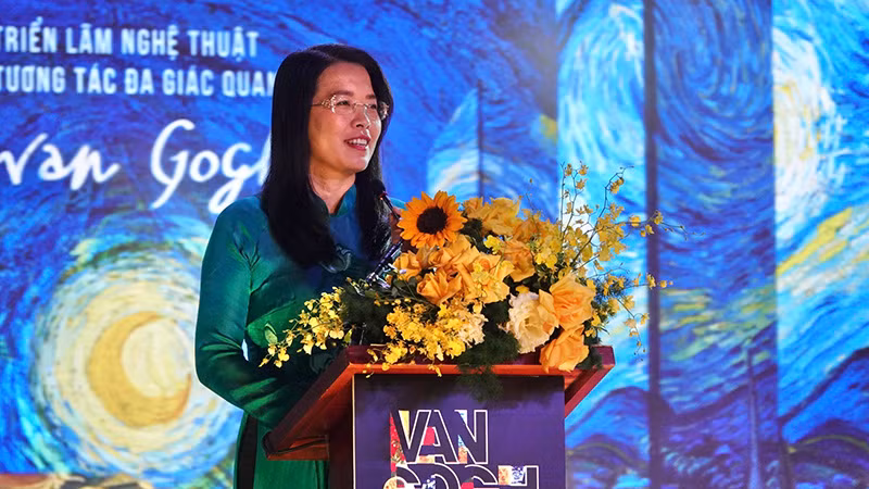 Bà Nguyễn Thị Ánh Hoa, Giám đốc Sở Du lịch Thành phố Hồ Chí Minh, phát biểu trong buổi khai mạc triển lãm. Bà Nguyễn Thị Ánh Hoa, Giám đốc Sở Du lịch Thành phố Hồ Chí Minh, phát biểu trong buổi khai mạc triển lãm.