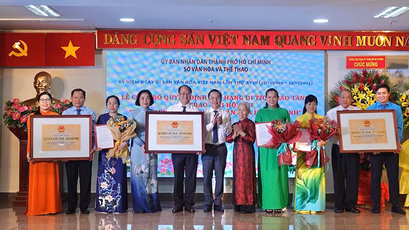 Trao Bằng xếp hạng di tích cấp Thành phố cho các đơn vị.
