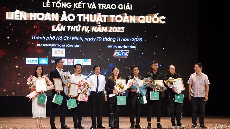 Ban tổ chức trao huy chương Bạc cho 7 tiết mục dự thi. Ban tổ chức trao huy chương Bạc cho 7 tiết mục dự thi.