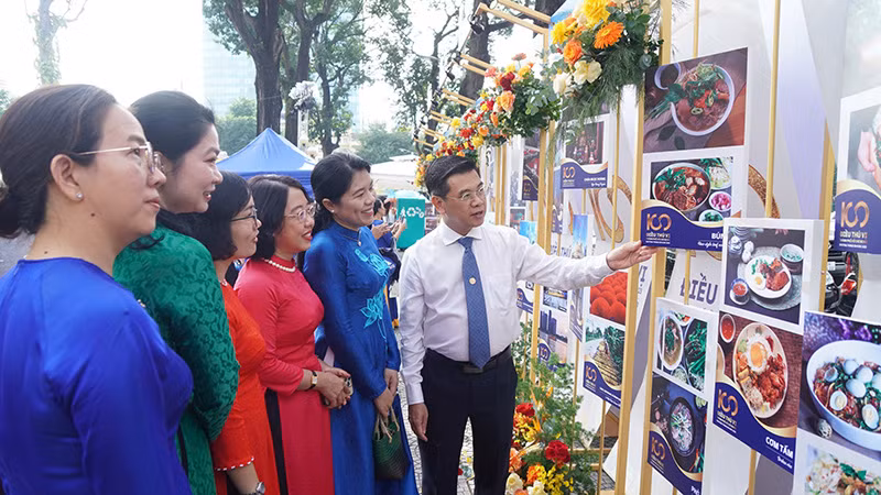 Các đại biểu tham quan triển lãm tại Lễ khai mạc.