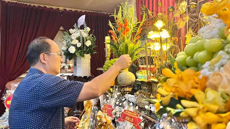 Đồng chí Nguyễn Hồ Hải, Phó Bí thư Thành ủy Thành phố Hồ Chí Minh thắp hương tưởng niệm cố Tổng Bí thư Trường Chinh.