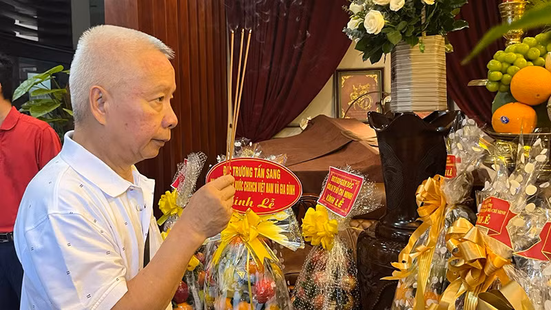 Nhiều lãnh đạo Trung ương, địa phương, người thân đã đến thắp hương tưởng nhớ cố Tổng Bí thư Trường Chinh.