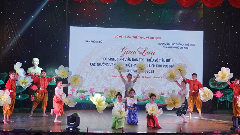 Tiết mục múa "Cần Thơ hân hoan ngày hội" của Trường Cao đẳng Du lịch Cần Thơ.