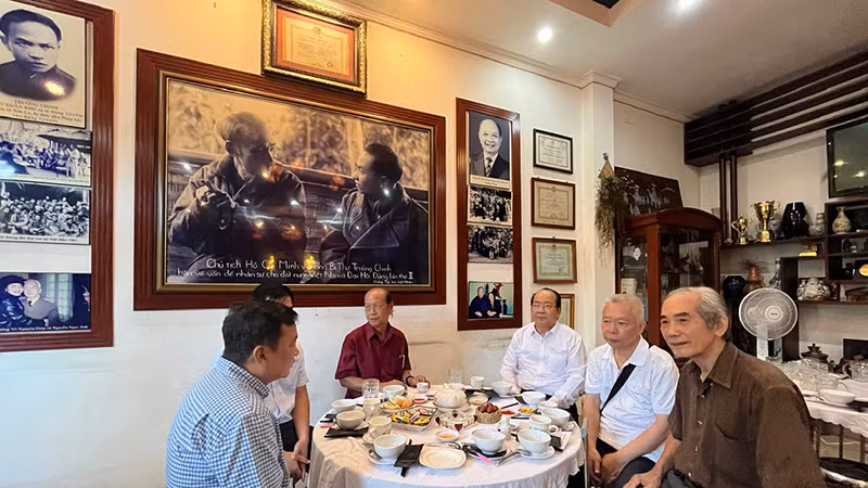 Nhiều đồng chí từ các tỉnh thành phố đã đến tham dự kỷ niệm 35 năm ngày mất của cố Tổng Bí thư Trường Chinh.