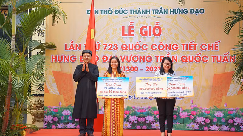 Ban quản lý Đền thờ Đức Thánh Trần Hưng Đạo trao tặng quỹ, học bổng cho các đơn vị.