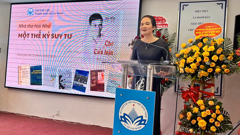 Nhà văn Bích Ngân, Chủ tịch Hội Nhà văn Thành phố Hồ Chí Minh phát biểu trong buổi tọa đàm. Nhà văn Bích Ngân, Chủ tịch Hội Nhà văn Thành phố Hồ Chí Minh phát biểu trong buổi tọa đàm.