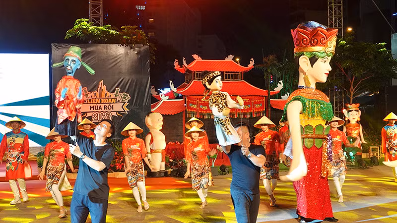 Nhiều con rối đầy màu sắc, đủ kích cỡ xuất hiện trong chương trình khai mạc Liên hoan.