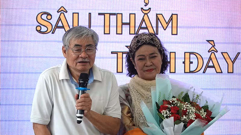 Nhà thơ Nguyễn Duy chia sẻ những kỷ niệm với nhà thơ Lê Thị Kim. Nhà thơ Nguyễn Duy chia sẻ những kỷ niệm với nhà thơ Lê Thị Kim.