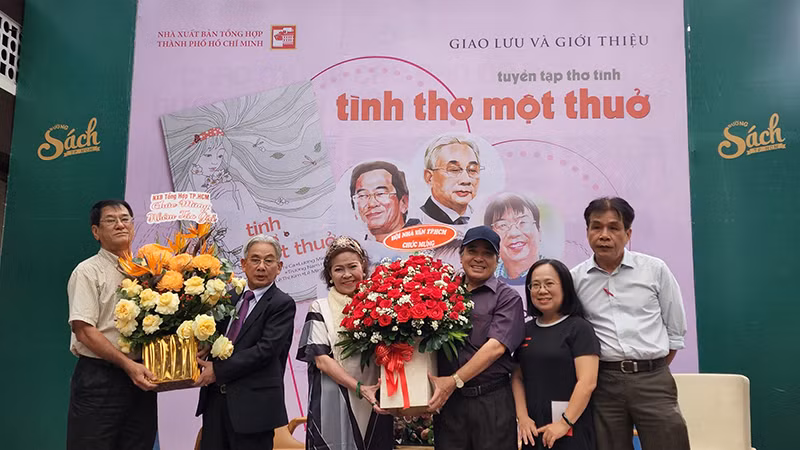 Nhà thơ Lê Thị Kim (thứ 3 từ trái sang) trong buổi ra mắt tập thơ tình in chung "Tình thơ một thuở" vào tháng 8 vừa qua. Nhà thơ Lê Thị Kim (thứ 3 từ trái sang) trong buổi ra mắt tập thơ tình in chung "Tình thơ một thuở" vào tháng 8 vừa qua.