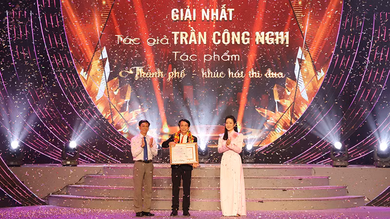 Các đại biểu trao giải Nhất cho tác giả Trần Công Nghị.