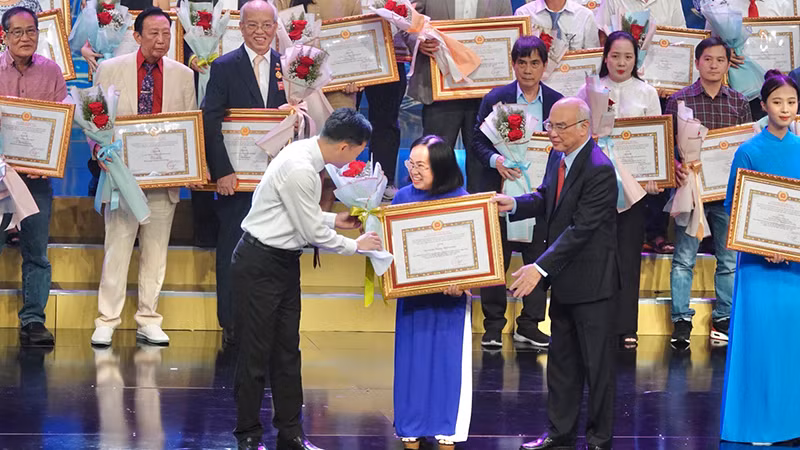 Vinh danh các đơn vị, cá nhân có tác phẩm đoạt giải Trung ương.