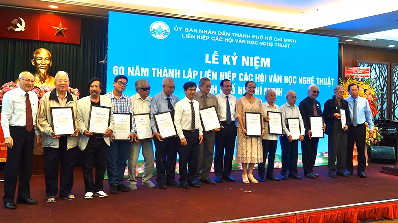 Lãnh đạo Thành phố Hồ Chí Minh trao Bằng Cống Hiến cho các văn nghệ sĩ có nhiều đóng góp cho hoạt động văn học nghệ thuật Thành phố.