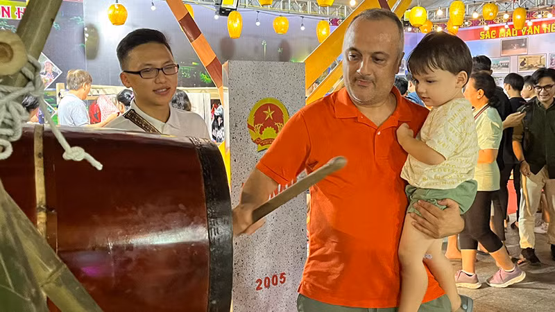 Du khách nước ngoài thích thú với các hoạt động tại sự kiện.