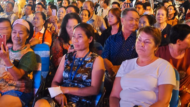 Đông đảo khán giả đến thưởng thức các tiết mục đờn ca tài tử trong đêm khai mạc tại thành phố Thủ Đức.