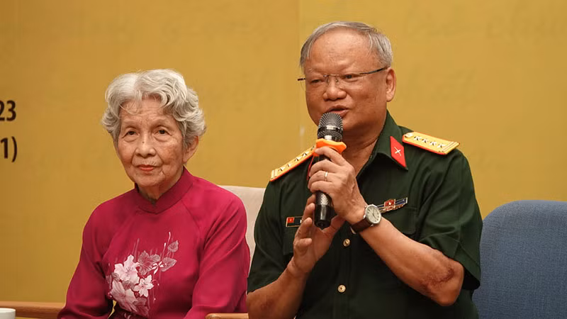 Đại tá, PGS, TS Hồ Sơn Đài (phải) chia sẻ về quá trình thực hiện cuốn sách.