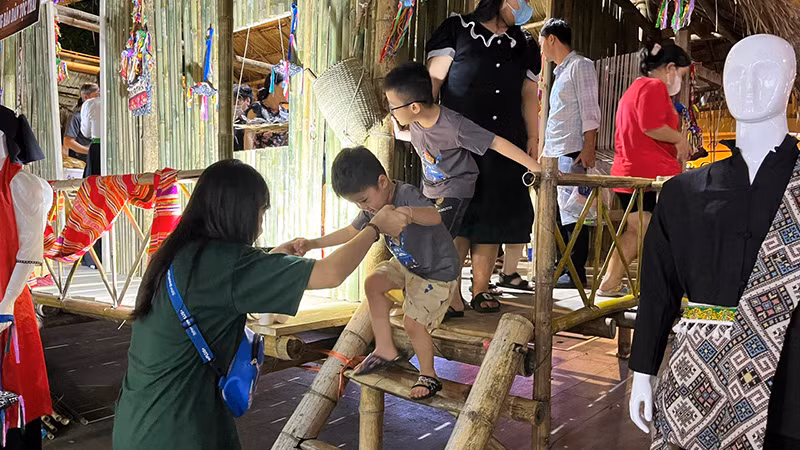Du khách đến với Tuần lễ Văn hóa - Du lịch Điện Biên - Tây Bắc tại Thành phố Hồ Chí Minh trong buổi khai mạc.