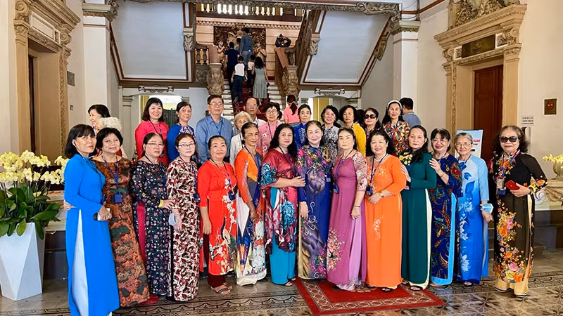 Du khách tham quan trụ sở Hội đồng nhân dân, Ủy ban nhân dân Thành phố Hồ Chí Minh trong dịp Tết Dương lịch 2024.