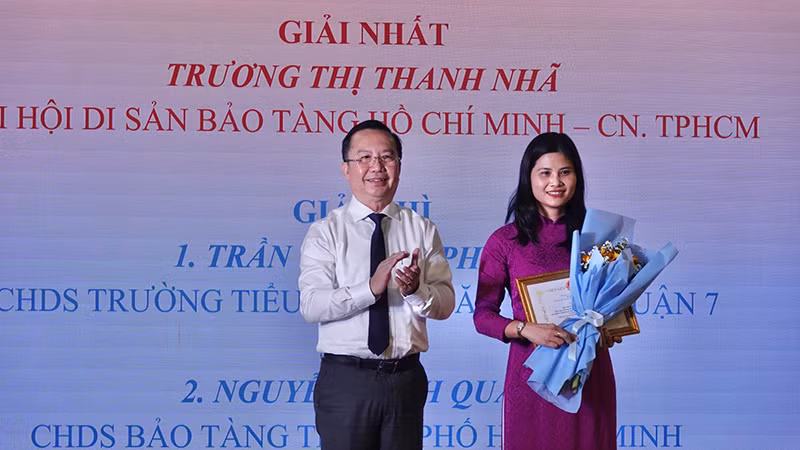 Trao giải Nhất Hội thi "Phát huy giá trị di sản Văn hóa Hồ Chí Minh" cho thí sinh Trương Thị Thanh Nhã. Trao giải Nhất Hội thi "Phát huy giá trị di sản Văn hóa Hồ Chí Minh" cho thí sinh Trương Thị Thanh Nhã.