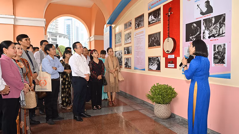 Đại biểu tham quan trưng bày “Đờn ca tài tử Nam Bộ - Di sản văn hóa phi vật thể đại diện của nhân loại”.