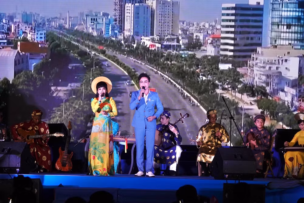 Tiết mục song ca bài ca cổ Quê tôi thành phố trẻ (tác giả Đức Hiền) của đơn vị thành phố Thủ Đức.
